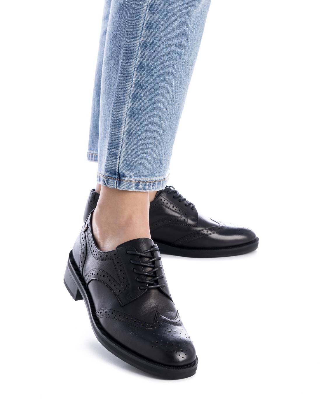 Carmela Collection Women's oxfords 161964