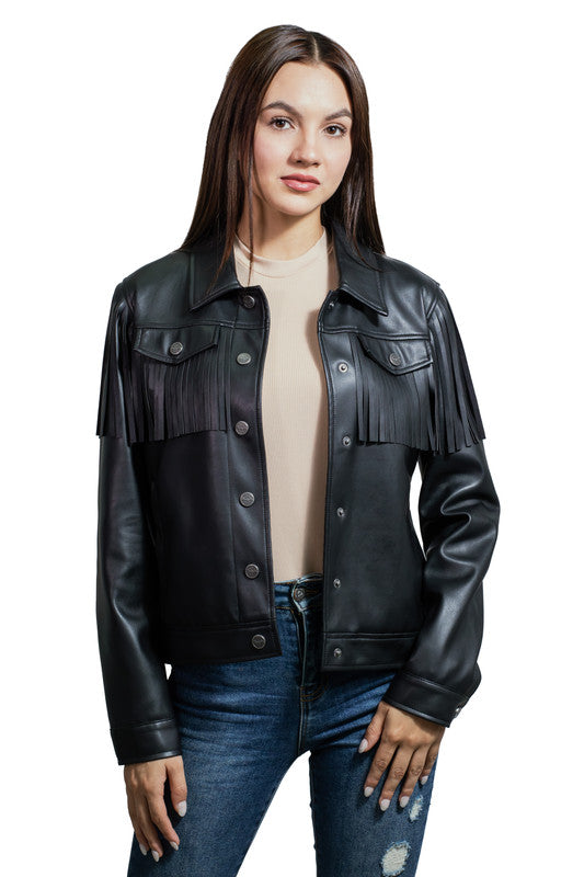 Women's trucker jacket in premium synthetic leather with chest pockets and beards WRDO2311